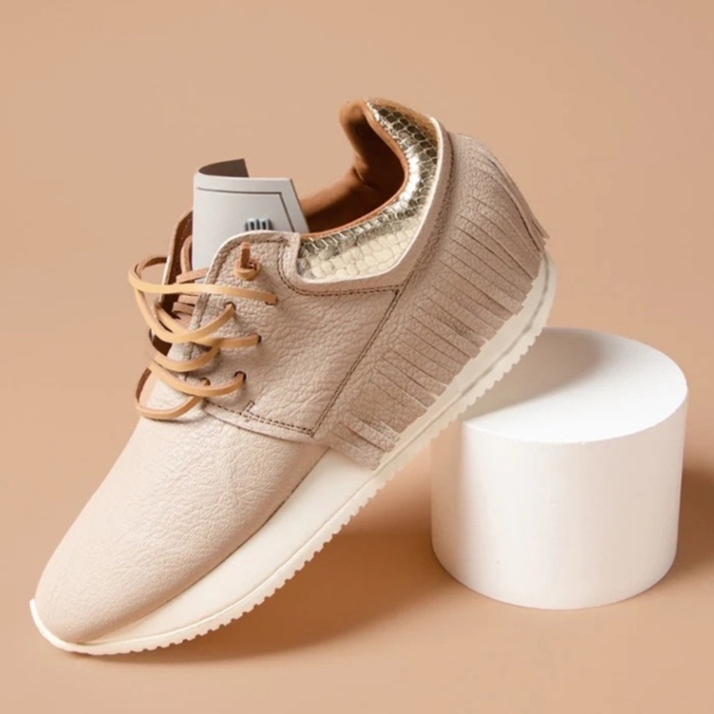 Women’s Esseutesse Leather Fringe Sneaker Sz 7